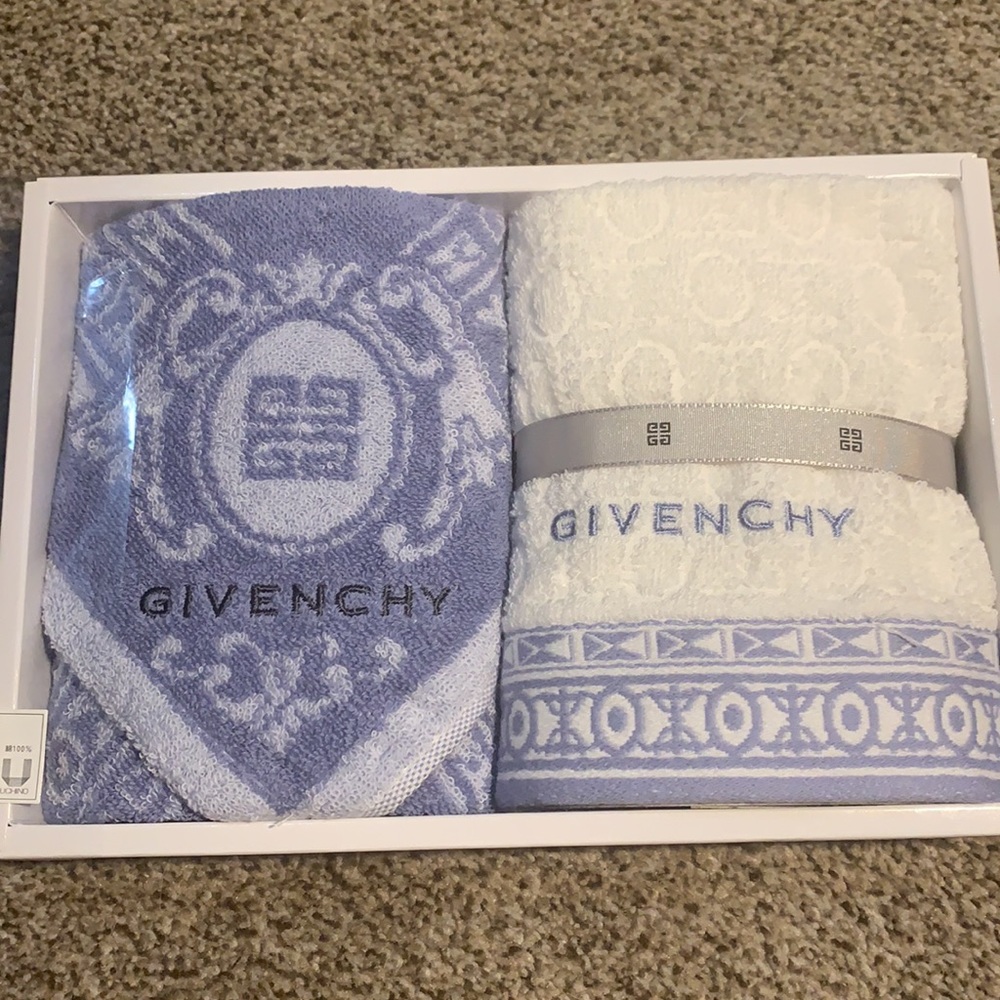 Givenchy towel set